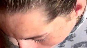 Dese�ndole el enorme culo a mi hermanastra.