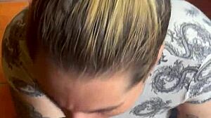 Dese�ndole el enorme culo a mi hermanastra.