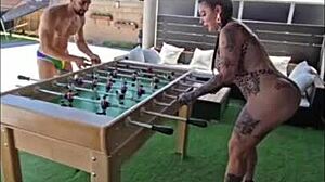 me follo a mi vecina en la piscina y jugando al futbolín con besos húmedos y mamadas salvajes