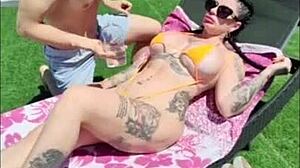 me follo a mi vecina en la piscina y jugando al futbolín con besos húmedos y mamadas salvajes