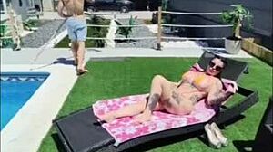 me follo a mi vecina en la piscina y jugando al futbolín con besos húmedos y mamadas salvajes