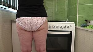 Home camera catches mature housewife’s big ass in panties during amateur cleaning fetish backstage!