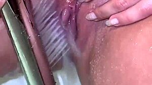 Gostosona shows twerking in bathtub and cumshot on bed calling for hard fucking