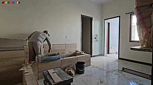 عامل بناء متحمس لزيارة المدير في الموقع متعة جامحة