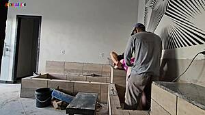 عامل بناء متحمس لزيارة المدير في الموقع متعة جامحة