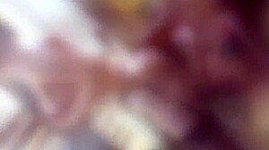 Lesbiska tjejer blir taskiga med olja, pratar smutsigt medan de fingrar varandra