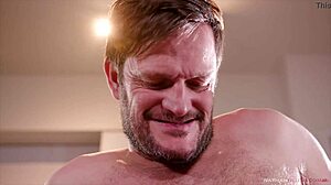 Hete pornster MILF Veronica Avluv berijdt grote lul in wilde scène