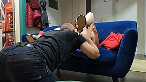 Hot Girl Gets Pussy Eaten While On Phone.