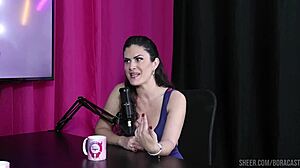 Gostosa Fica Pelada e Tem a Buceta Chupada no Motel