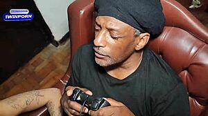 hey, negao gringo playing video game while ninfeta loirinha gives her pussy?