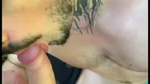 Comi Um Desconhecido Que Estava Batendo Uma Na Trilha - Free