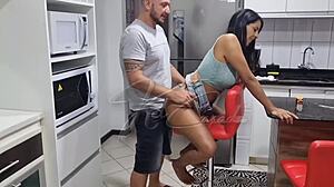 Fui servida de café da manhã no balcão da cozinha.