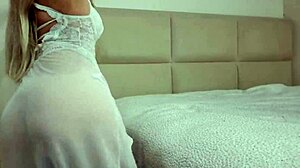 Brazilian blonde dances and twerks without panties, teasing everyone around her provocatively.