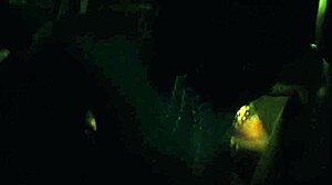 gostosa enters the dick inside the car in the middle of the street