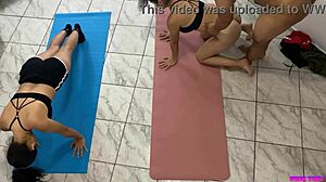 Padrastro Entrena a Sus Hijastras Adoptadas y Luego Se Las Folla