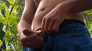 Diogo brasileiro querendo fuder no meio do mato, sozinho e excitado.