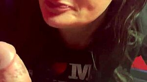 Moglie succhia cazzo in sex shop pubblico vero