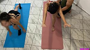 Padrastro Entrena a Sus Hijastras Adoptadas y Luego Se Las Folla