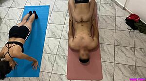 Padrastro Entrena a Sus Hijastras Adoptadas y Luego Se Las Folla