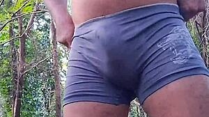 Diogo brasileiro querendo fuder no meio do mato, sozinho e excitado.