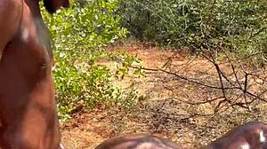 होममेड आउटडोर एबोनी क्रीमपाई एक्शन?