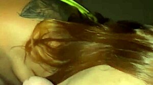 Ruivinha safada chupando o marido na balada lotada. Veja o casal se entregando sem vergonha!