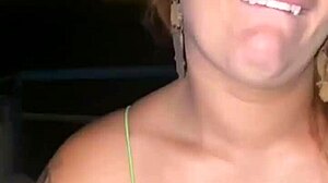 Ruivinha safada chupando o marido na balada lotada. Veja o casal se entregando sem vergonha!