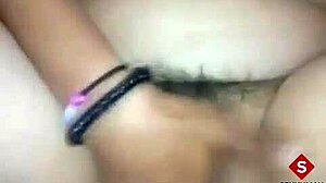 chica comiendo de su coño