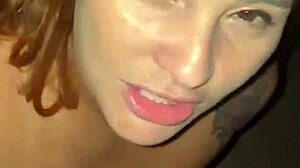 Ruivinha safada chupando o marido na balada lotada. Veja o casal se entregando sem vergonha!