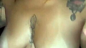 Ruivinha safada chupando o marido na balada lotada. Veja o casal se entregando sem vergonha!