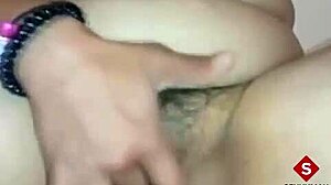 chica comiendo de su coño