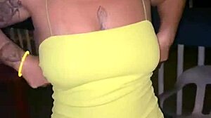 Ruivinha safada chupando o marido na balada lotada. Veja o casal se entregando sem vergonha!