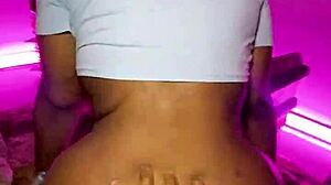 Hijastra con gran culo recibe una gran polla en su co�o mojado