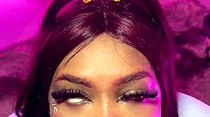 Hijastra con gran culo recibe una gran polla en su co�o mojado