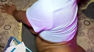 Hijastra con gran culo recibe una gran polla en su co�o mojado