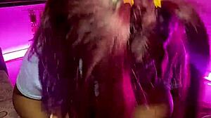 Hijastra con gran culo recibe una gran polla en su co�o mojado