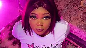 Hijastra con gran culo recibe una gran polla en su co�o mojado