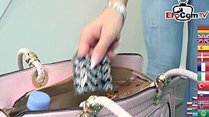 zwei geile schlampen teilen einen riesen schwanz im club.