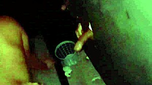 Esposa gozando no pau do neg�o no glory hole da casa de swing