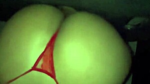 Esposa gozando no pau do neg�o no glory hole da casa de swing