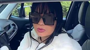 asiática gostosa não quis comer a pizza sozinha chamou o motoboy pra enfiar a calabresa na sua bucetinha sem camisinha