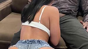 asiática gostosa não quis comer a pizza sozinha chamou o motoboy pra enfiar a calabresa na sua bucetinha sem camisinha