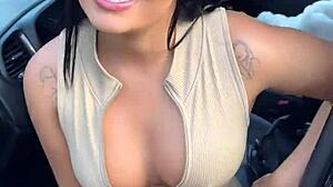 asiática gostosa não quis comer a pizza sozinha chamou o motoboy pra enfiar a calabresa na sua bucetinha sem camisinha