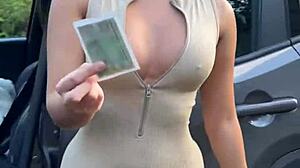 asiática gostosa não quis comer a pizza sozinha chamou o motoboy pra enfiar a calabresa na sua bucetinha sem camisinha