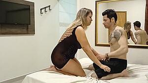 Gostosa veio mostrar a nova roupinhas sexy pro boy e terminou fodendo na bucetinha at� gozar v�rias vezes