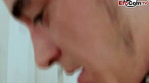 Nettes Britisches Teen 18+ Mit Kleinen Titten Versucht Ihren Ersten Porno