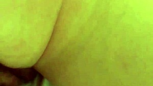 Žena kurva prstkovaná a ritkou šúchaná v divokej análnej hre