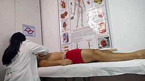 Sairaanhoitaja käsittelee ensimmäistä pystyssä olevaa potilasta