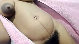 Desi Indian teen reveals amazing pussy and boobs in indoor clip.