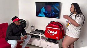 فتاة برازيلية ساحرة منحنية للإصبع والمص من رجل التوصيل، عرضت مؤخرتي العارية كدفعة